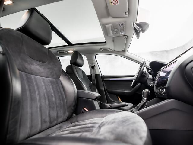Skoda OCTAVIA Combi 1.4 TSI Greentech Sport 150Pk Automaat (PANORAMADAK, APPLE CARPLAY, GROOT NAVI, CAMERA, LEDER/ALCANTARA, SPORTSTOELEN, STOELVERWARMING, GETINT GLAS, NIEUWSTAAT)