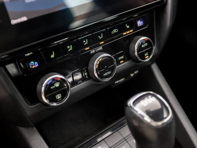 Skoda OCTAVIA Combi 1.4 TSI Greentech Sport 150Pk Automaat (PANORAMADAK, APPLE CARPLAY, GROOT NAVI, CAMERA, LEDER/ALCANTARA, SPORTSTOELEN, STOELVERWARMING, GETINT GLAS, NIEUWSTAAT)