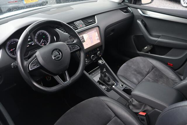 Skoda OCTAVIA Combi 1.0 TSI Greentech Style Business | Pano | Trekhaak | Winter Pakket |
