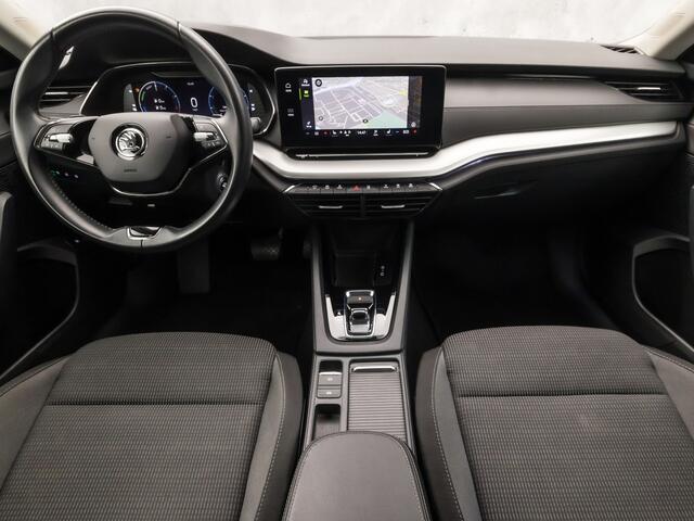 Skoda OCTAVIA Combi 1.4 TSI iV PHEV Business Edition Plus 218Pk Automaat (VIRTUAL COCKPIT, APPLE CARPLAY, GROOT NAVI, CAMERA, STOELVERWARMING, SPORTSTOELEN, GETINT GLAS, CRUISE, NIEUWE APK, NIEUWSTAAT)