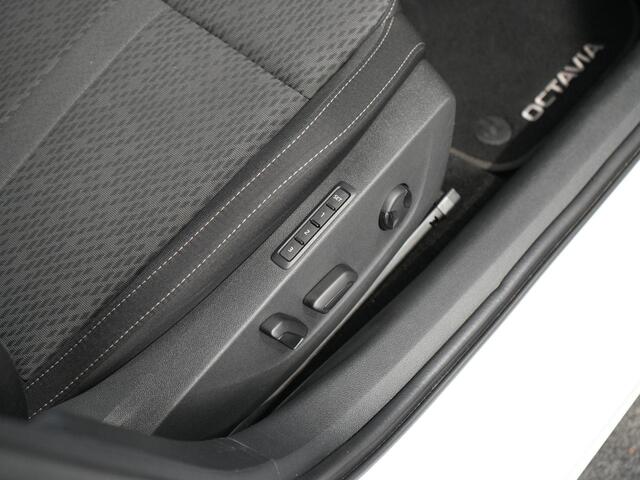 Skoda OCTAVIA Combi 1.5 TSI First Edition | Zwenkhaak | Pano | Memory | HUD | DCC | ACC | Winterpakket |