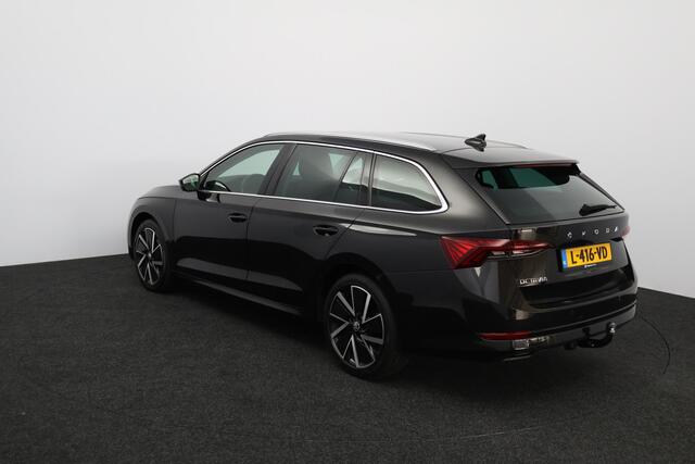 Skoda OCTAVIA Combi 1.5 TSI First Edition/ Trekhaak/ 150pk!/ Virtual Dashb./ 18'' LMV/ LED Koplampen/ Keyless/ Camera/ Lane-Assist./ Stoelverw./ Apple + Android/ Adaptive Cruise/ Extra getint glas/ Chroom/ PDC V+A/ Navi.