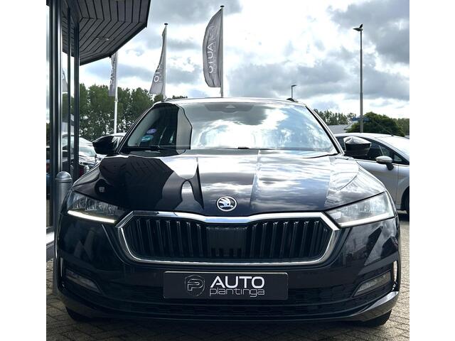 Skoda OCTAVIA Combi 1.5 e-TSI Business Edition 150PK | NIEUW MODEL | NL AUTO | AUTOMAAT | Digital Cockpit | Trekhaak | Elektrische Achterklep | Dodehoek Detectie | Parkeersensoren Voor en Achter | Sfeer Verlichting | LED | Carplay | 2 Sleutels | NAP | Climate control |