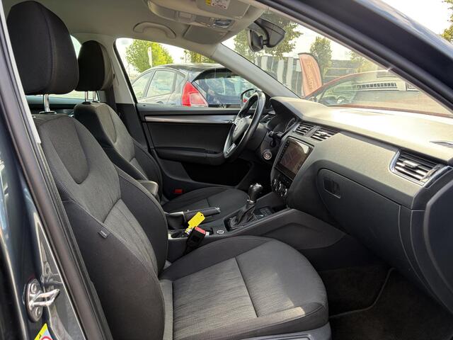 Skoda OCTAVIA Combi 1.5 TSI Greentech Style Business 2e Eigenaar,Draadloze telefoonlader,Carplay,Camera,Navi,Trekhaak,150pk,Pdc V+A,Keyless,Clima,Cruise,Elekt.Stoel,Recent beurt gehad,N.A.P,Apk tot 07-2027