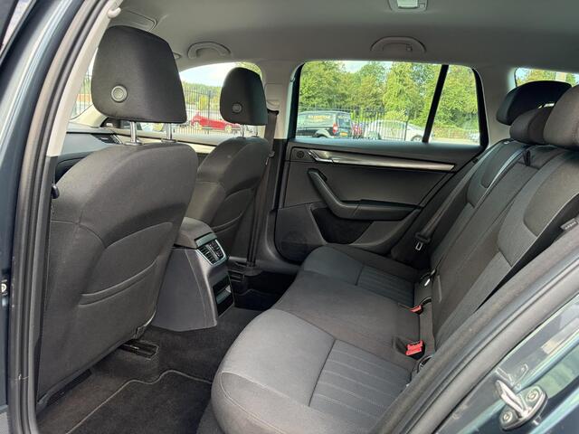 Skoda OCTAVIA Combi 1.5 TSI Greentech Style Business 2e Eigenaar,Draadloze telefoonlader,Carplay,Camera,Navi,Trekhaak,150pk,Pdc V+A,Keyless,Clima,Cruise,Elekt.Stoel,Recent beurt gehad,N.A.P,Apk tot 07-2027