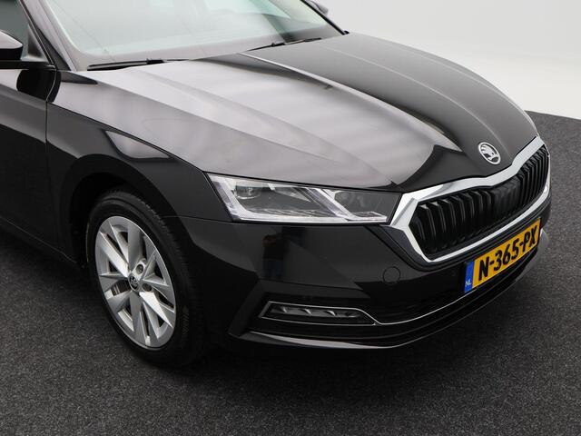 Skoda OCTAVIA Combi 1.5 TSi 150 Pk First Edition | Stoelverwarming | Camera | Cruise Control | Navigatie | CarPlay | Matrix LED | 17 Inch | 60.639 Km !!