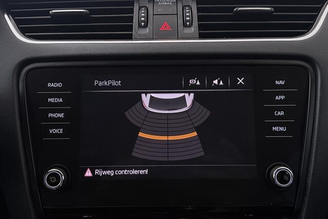 Skoda OCTAVIA Combi 1.5 TSI Greentech Business Edition (CRUISE CONTROL, STOELVERWARMING, NAVIGATIE CARPLAY, PARKEERSENSOREN)