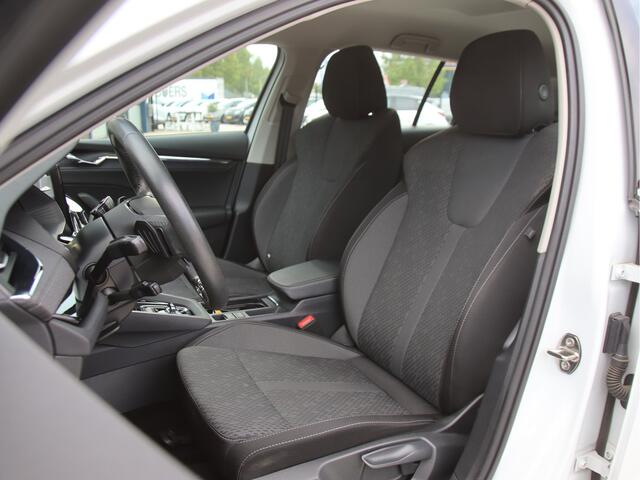 Skoda OCTAVIA Combi 1.5 e-TSI Business Ed. Plus DSG, Virtual, trekhaak, FULL LED Zomeractie!