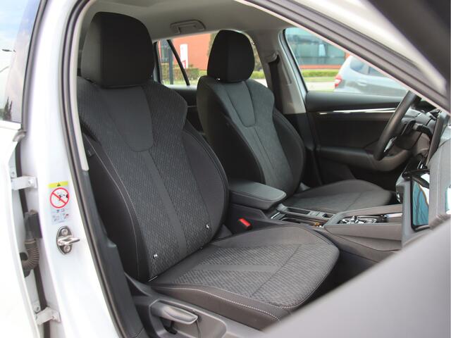 Skoda OCTAVIA Combi 1.5 e-TSI Business Ed. Plus DSG, Virtual, trekhaak, FULL LED Zomeractie!