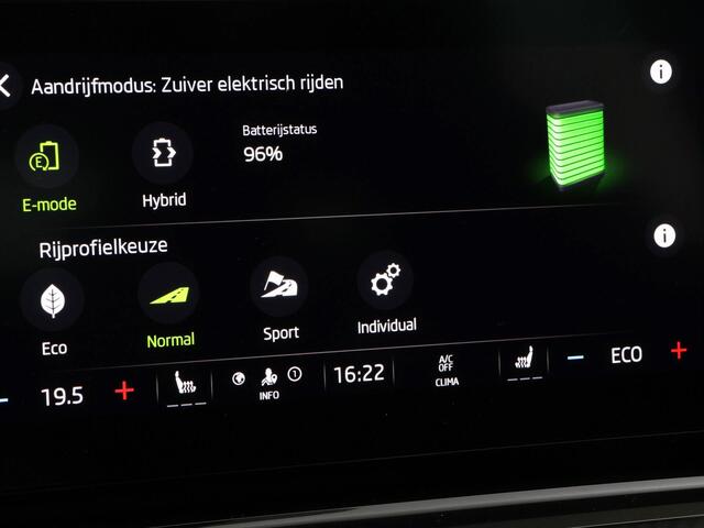 Skoda OCTAVIA Combi 1.4 TSI 245pk DSG RS iV PHEV Business · Panoramadak · Apple/Android Car Play · P-Sensoren · Sfeerverlichting · 18'' Inch ·