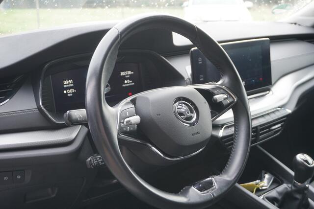 Skoda OCTAVIA Combi 1.0 TSI Business Edition | TREKHAAK | METALLIC WIT | ADAPT. CRUISE | CARPLAY |
