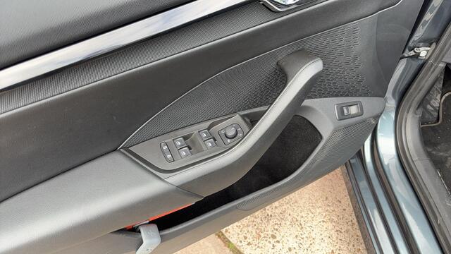 Skoda OCTAVIA Combi 1.0 e-TSI Business Edition AUTOMAAT / STOELVERW / FULL LED / TREKHAAK / CARPLAY / NAVI / CLIMA / PDC / NL-AUTO