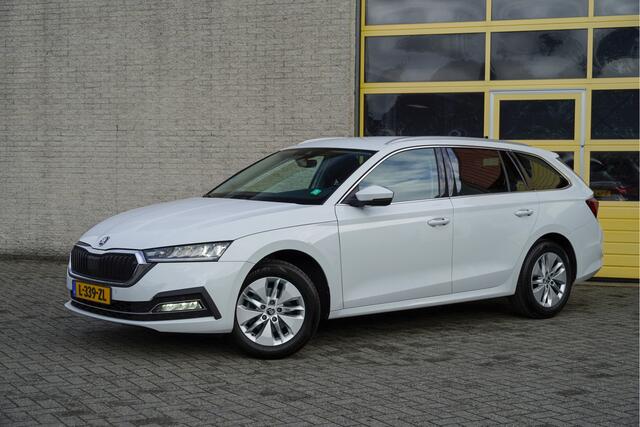 Skoda OCTAVIA Combi 1.0 TSI Business Edition BJ2021 Lmv 16" | Led V+A | Dynamische knipperlichten | Pdc | Trekhaak | Elek. achterklep | App-Connect | Navi | Sfeerverlichting | Climate control | Cruise control | Extra getint glas