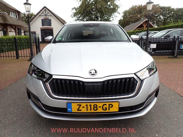 Skoda OCTAVIA Combi 1.5 e-TSI / ACC / CARPLAY / KEYLESS / CAMERA / SFEERVERLICHTING