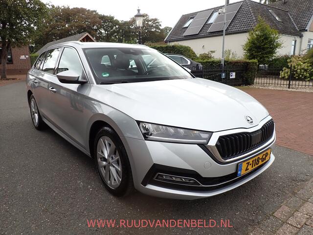 Skoda OCTAVIA Combi 1.5 e-TSI / ACC / CARPLAY / KEYLESS / CAMERA / SFEERVERLICHTING