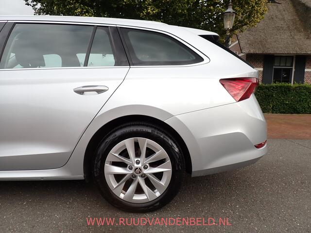 Skoda OCTAVIA Combi 1.5 e-TSI / ACC / CARPLAY / KEYLESS / CAMERA / SFEERVERLICHTING