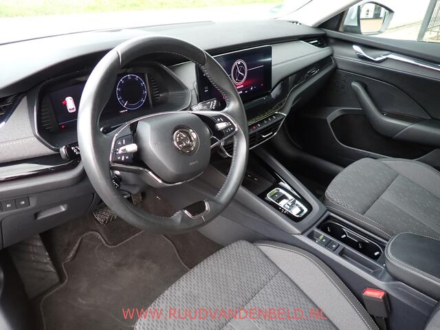 Skoda OCTAVIA Combi 1.5 e-TSI / ACC / CARPLAY / KEYLESS / CAMERA / SFEERVERLICHTING