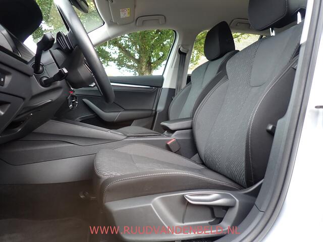 Skoda OCTAVIA Combi 1.5 e-TSI / ACC / CARPLAY / KEYLESS / CAMERA / SFEERVERLICHTING