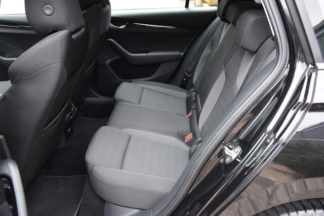 Skoda OCTAVIA Combi 1.5 TSI 150PK MHEV Business Edition DSG Automaat | Fabrieksgarantie | Org. NL | Trekhaak | Adaptive Cruise Control | Stoel en Stuurverwarming | Vitrual dashboard |