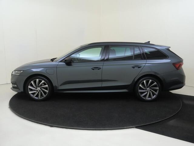 Skoda OCTAVIA Combi 1.4 TSI iV PHEV Business Edition | SoH 96% | Achteruitrijcamera | Adaptieve demping | Matrix LED verlichting | Adaptieve cruise control | Lane assist | Stoelverwarming | Voorruit verwarming | Elektrische kofferklep |