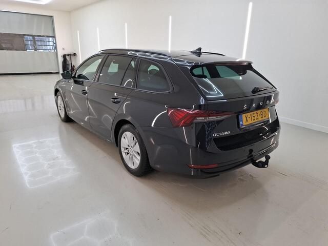 Skoda OCTAVIA Combi 1.0 e-TSI Automaat Sport Business Trekhaak Navigatie Apple Carplay/ Android Auto Parkeersensoren Full led Virtual Cockpit Cruise control Climate control Lichtmetalen velgen Getinte ramen