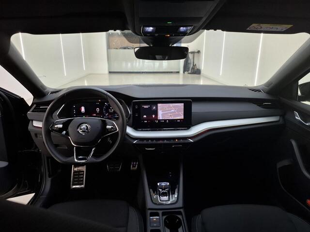 Skoda OCTAVIA Combi 1.0 e-TSI Automaat Sport Business Trekhaak Navigatie Apple Carplay/ Android Auto Parkeersensoren Full led Virtual Cockpit Cruise control Climate control Lichtmetalen velgen Getinte ramen