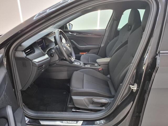 Skoda OCTAVIA Combi 1.0 e-TSI Automaat Sport Business Trekhaak Navigatie Apple Carplay/ Android Auto Parkeersensoren Full led Virtual Cockpit Cruise control Climate control Lichtmetalen velgen Getinte ramen