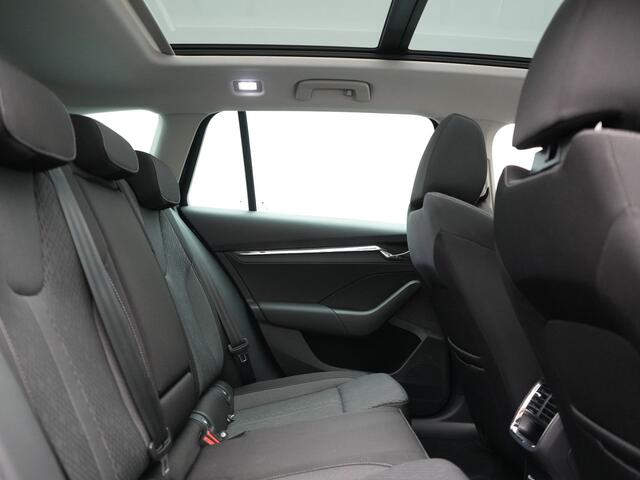 Skoda OCTAVIA Combi 1.4 TSI iV PHEV Business Edition 204pk Dealer O.H. | Panodak | Adaptive Cruise | Voorstoelen Verwarmd | Crystal LED | Keyless | Apple Carplay | Sfeerverlichting | Navigatie | DAB | Plug In Hybrid |
