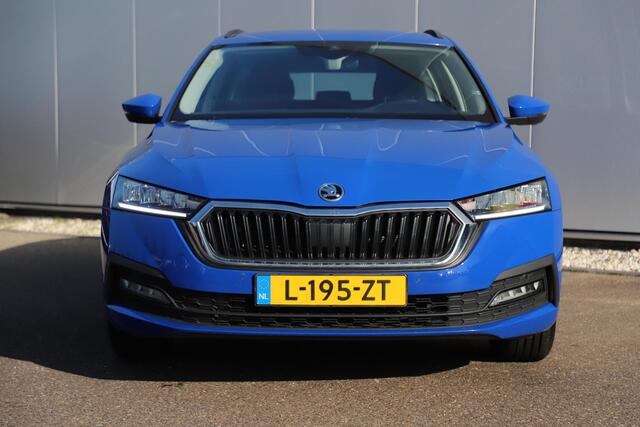 Skoda OCTAVIA Combi 1.0 e-TSI Business Edition 110PK Automaat Navigatie Carplay Stoelverwarming Climate Cruise Elektrische Achterklep