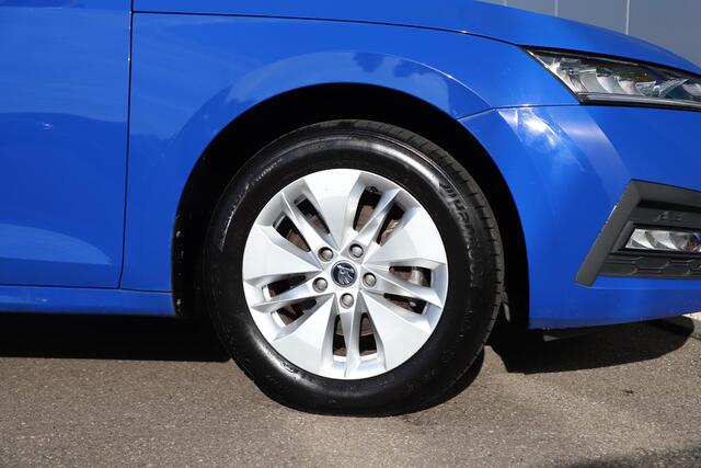 Skoda OCTAVIA Combi 1.0 e-TSI Business Edition 110PK Automaat Navigatie Carplay Stoelverwarming Climate Cruise Elektrische Achterklep