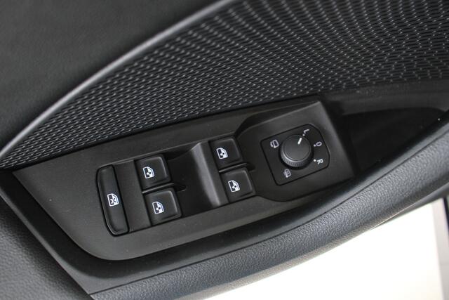 Skoda OCTAVIA Combi 1.0 e-TSI Business Edition Navigatie | Parkeersensoren achter | Led verlichting | El. achterklep