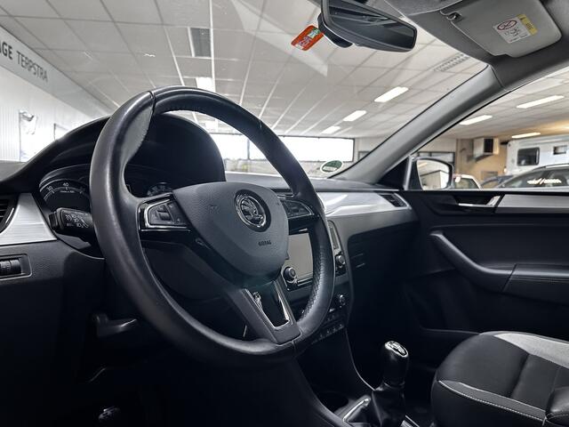 Skoda RAPID Spaceback 1.0 TSI Greentech Clever/ Extra getint glas/ 16'' LMV/ Apple + Android/ Stoelverw./ Navi/ Clima/ Cruise/ Elek. pakket/ Isofix/ Bluetooth/ Armsteun/ Multi. LEDER. Stuur/ PDC/ Chroom/ Dagrijverl.