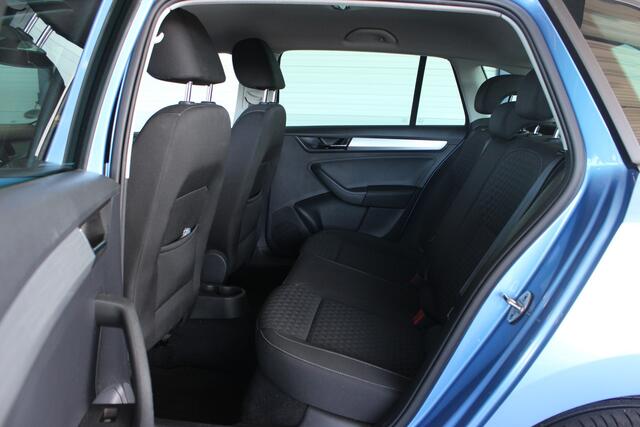 Skoda RAPID Spaceback 1.0 TSI Greentech Drive Trekhaak | Cruise | Navi | Bluetooth | Clima | Stoelverw. | Privacy glass | 16" LMV | PDC