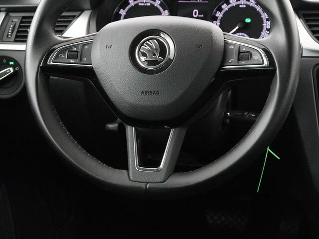 Skoda RAPID Spaceback 1.0 TSI Greentech Drive | Stoelverwarming | Carplay | Trekhaak | Climate control | Parkeerhulp | Navigatie | Cruise control | Bluetooth | Lichtmetalen velgen