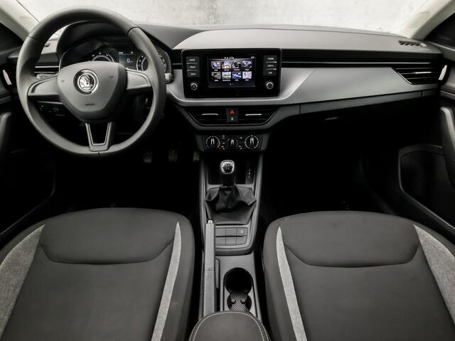 Skoda SCALA 1.0 TSI Active Sport (APPLE CARPLAY, AIRCO, ELEK PAKKET, ARMSTEUN, SPORTSTOELEN, LM VELGEN, PARKEERSENSOREN, NIEUWE APK, NIEUWSTAAT)