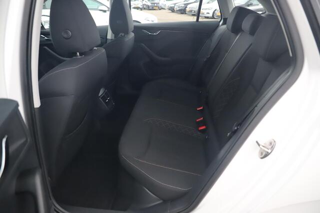 Skoda SCALA 1.0 TSI Ambition 116PK Trekhaak Carplay Android Navigatie 16 inch LMV Lane Assist Clima Cruise