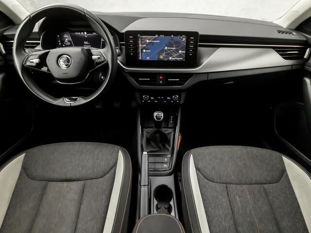 Skoda SCALA 1.0 TSI Sport Deluxe (VIRTUAL COCKPIT, APPLE CARPLAY, GROOT NAVI, CLIMATE, STOELVERWARMING, SPORTSTOELEN, CAMERA, LED KOPLAMPEN, GETINT GLAS, PARKEERSENSOREN, NIEUWSTAAT)