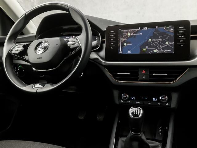 Skoda SCALA 1.0 TSI Sport Deluxe (VIRTUAL COCKPIT, APPLE CARPLAY, GROOT NAVI, CLIMATE, STOELVERWARMING, SPORTSTOELEN, CAMERA, LED KOPLAMPEN, GETINT GLAS, PARKEERSENSOREN, NIEUWSTAAT)
