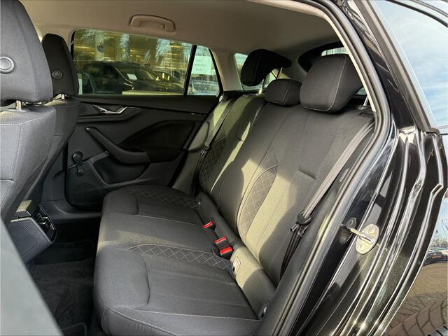 Skoda SCALA 1.0 TSI Ambition Carplay / Getint glas achter/ lm vegen 16 inch/ verwarmde buiten spiegels
