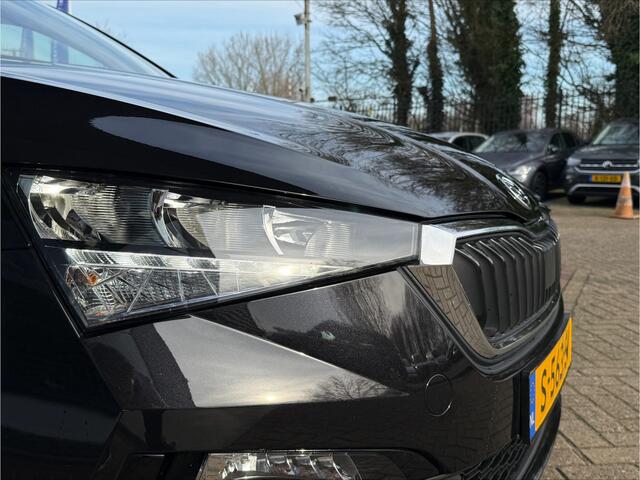 Skoda SCALA 1.0 TSI Ambition Carplay / Getint glas achter/ lm vegen 16 inch/ verwarmde buiten spiegels
