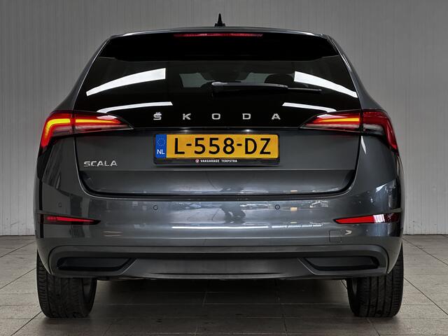 Skoda SCALA 1.0 TSI Business Edition/ 17'' LMV/ Apple + Android/ Virtual Cockpit/ LED Koplampen/ Lane-Assist./ Keyless-GO/ Stoelverw./ Navi/ Clima/ Cruise/ Multi. LEDER. Stuur/ Mistl./ Chroom/ Extra getint glas.