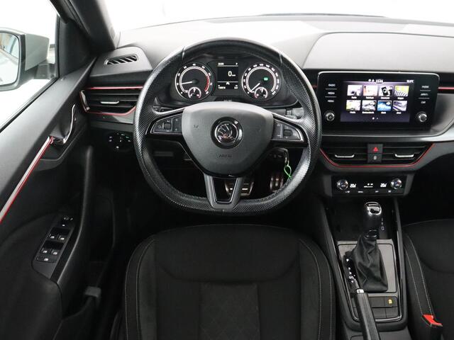 Skoda SCALA 1.0 TSI Sport | Automaat | Panoramadak | Carplay | Full LED | Climate control | Sportstoelen | Parkeerhulp | Cruise control | Bluetooth | 17'' | Getint glas