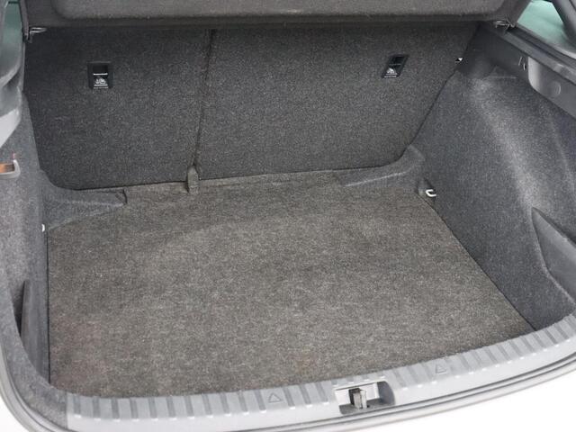 Skoda SCALA 1.0 TSI Sport | Automaat | Panoramadak | Carplay | Full LED | Climate control | Sportstoelen | Parkeerhulp | Cruise control | Bluetooth | 17'' | Getint glas