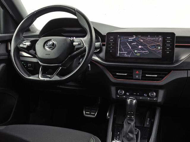 Skoda SCALA 1.0 TSI Sport Automaat (KUIPSTOELEN, VIRTUAL COCKPIT, APPLE CARPLAY, GROOT NAVI, CLIMATE, STOELVERWARMING, ZWART HEMEL, GETINT GLAS, CRUISE, NIEUWSTAAT)