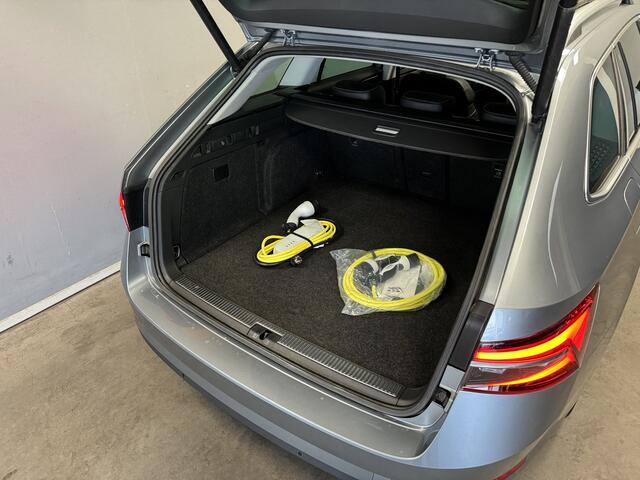Skoda SUPERB Combi 1.4 TSI iV Style Panoramadak/Camera/Leder