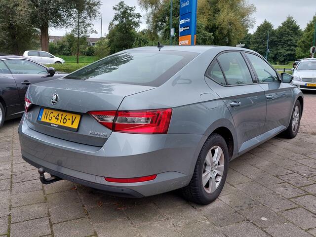 Skoda SUPERB 1.4 TSI 126pk Active Business | Origineel NL | Navi + Apple Carplay + Android Auto | Clima | Cruise | Pdc | Bluetooth Carkit+Streaming | Licht+Regensensor | Mistlampen | 16''lm | Trekhaak