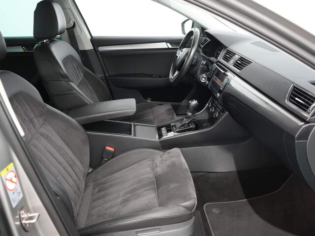 Skoda SUPERB Combi 1.8 TSI Style Business 180 PK | Leer / Alcantara | Camera | TV Schermen