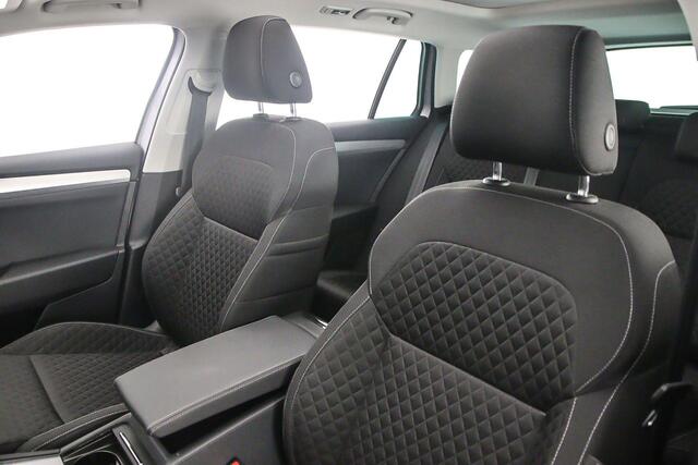 Skoda SUPERB Combi Business Edition 1.4 TSI PHEV 218pk DSG Automaat Panoramadak, Achteruitrijcamera, Elektrische achterklep, Navigatie, Cruise control, Parkeersensoren, LED koplampen