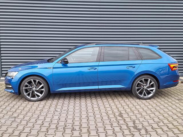 Skoda SUPERB Combi 1.4 TSI iV Sportline Business Plug In Hybrid PHEV | Carplay | Trekhaak af Fabriek | Adaptive Cruise | Alcantara Sportstoelen Memory | Chrystal LED | 19 "L.M | Stuur/Stoel Verwarming |