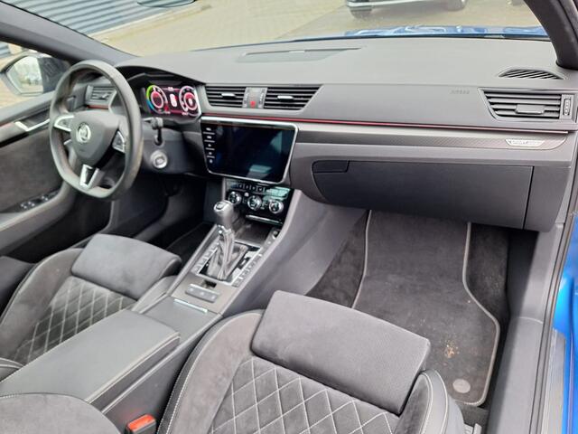 Skoda SUPERB Combi 1.4 TSI iV Sportline Business Plug In Hybrid PHEV | Carplay | Trekhaak af Fabriek | Adaptive Cruise | Alcantara Sportstoelen Memory | Chrystal LED | 19 "L.M | Stuur/Stoel Verwarming |